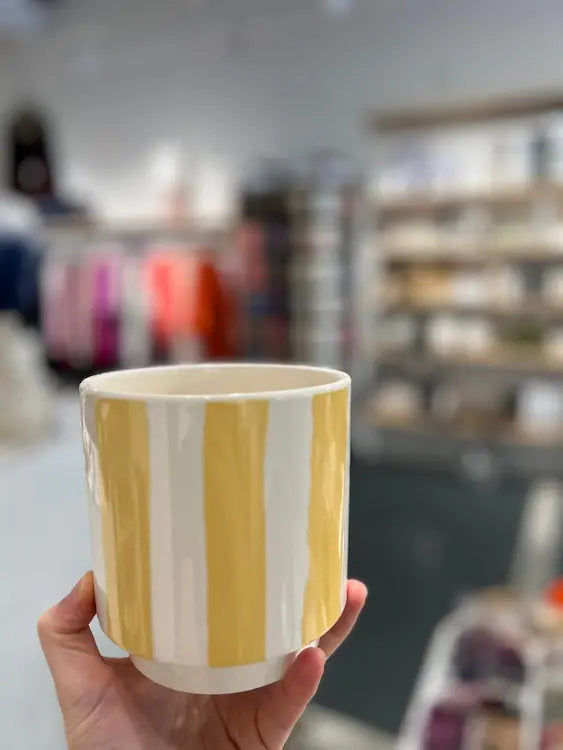 Gele bloempot met streep, geschikt voor binnen en buiten